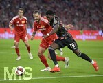 18.09.2026, Fussball Bundesliga 2026/2027, 4.Spieltag, FC Bayern München - 1.FC Union Berlin, in der Allianz-Arena München,   Alphonso Davies (FC Bayern München) setzt sich durch.


