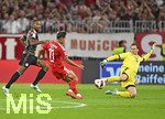 18.09.2026, Fussball Bundesliga 2026/2027, 4.Spieltag, FC Bayern München - 1.FC Union Berlin, in der Allianz-Arena München,   Torwart Manuel Neuer (FC Bayern München) wehrt den Ball von Woo-yeong Jeong (Union Berlin) ab v.l. Jonathan Tah (FC Bayern München),  Woo-yeong Jeong (Union Berlin) und Torwart Manuel Neuer (FC Bayern München) 


