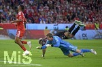 18.09.2026, Fussball Bundesliga 2026/2027, 4.Spieltag, FC Bayern München - 1.FC Union Berlin, in der Allianz-Arena München,   Luis Diaz (FC Bayern München) kommt zu Fall gegen Torwart Frederik Rönnow (Union Berlin) 


