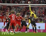 18.09.2026, Fussball Bundesliga 2026/2027, 4.Spieltag, FC Bayern München - 1.FC Union Berlin, in der Allianz-Arena München,   Torwart Manuel Neuer (FC Bayern München)  lenkt den Ball über die Latte


