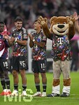 18.09.2026, Fussball Bundesliga 2026/2027, 4.Spieltag, FC Bayern München - 1.FC Union Berlin, in der Allianz-Arena München,   Die Bayern Spieler freuen sich nach dem Spiel v.l. Alphonso Davies (FC Bayern München) , Aleksandar Pavlovic (Bayern München) , Nathaniel Brown (FC Bayern München) und Berni das Bayern Maskottchen, alle im Wiesn Trikot und Berni mit Lederhosen.


