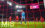 18.09.2026, Fussball Bundesliga 2026/2027, 4.Spieltag, FC Bayern München - 1.FC Union Berlin, in der Allianz-Arena München,  Nach einem erneuten Gegentor steht Torwart Frederik Rönnow (Union Berlin) frustriert im Tor.


