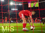 18.09.2026, Fussball Bundesliga 2026/2027, 4.Spieltag, FC Bayern München - 1.FC Union Berlin, in der Allianz-Arena München,  Gegentor: Zeno Van Den Bosch (Union Berlin) holt frustriert den Ball erneut aus dem Tornetz.


