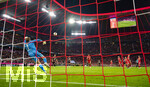 18.09.2026, Fussball Bundesliga 2026/2027, 4.Spieltag, FC Bayern München - 1.FC Union Berlin, in der Allianz-Arena München,  Torschuss durch Weitschuss von Michael Olise (4.v.re. hinten, FC Bayern München) zum 7:0 gegen Torwart Frederik Rönnow (Union Berlin) .


