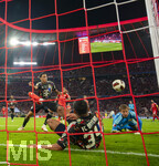 18.09.2026, Fussball Bundesliga 2026/2027, 4.Spieltag, FC Bayern München - 1.FC Union Berlin, in der Allianz-Arena München,  Kampf um eine Torchance, v.li:  Jamal Musiala (Bayern München), Ismael Saibari (FC Bayern München), Torwart Frederik Rönnow (Union Berlin) 


