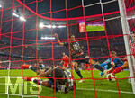18.09.2026, Fussball Bundesliga 2026/2027, 4.Spieltag, FC Bayern München - 1.FC Union Berlin, in der Allianz-Arena München,  Kampf um eine Torchance, v.li: Ismael Saibari (FC Bayern München), Jamal Musiala (Bayern München), Torwart Frederik Rönnow (Union Berlin) 


