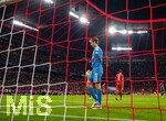 18.09.2026, Fussball Bundesliga 2026/2027, 4.Spieltag, FC Bayern München - 1.FC Union Berlin, in der Allianz-Arena München,  Nach einem erneuten gegentor steht Torwart Frederik Rönnow (Union Berlin) frustriert im Tor.


