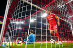 18.09.2026, Fussball Bundesliga 2026/2027, 4.Spieltag, FC Bayern München - 1.FC Union Berlin, in der Allianz-Arena München,  Nach einem erneuten Gegentor sitzt Torwart Frederik Rönnow (Union Berlin) frustriert im Tor.  re: Christopher Trimmel (Union Berlin) 


