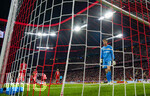 18.09.2026, Fussball Bundesliga 2026/2027, 4.Spieltag, FC Bayern München - 1.FC Union Berlin, in der Allianz-Arena München,  Nach einem erneuten Gegentor steht Torwart Frederik Rönnow (Union Berlin) frustriert im Tor. 


