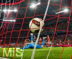 18.09.2026, Fussball Bundesliga 2026/2027, 4.Spieltag, FC Bayern München - 1.FC Union Berlin, in der Allianz-Arena München,  Der Ball zappelt im Netz, Torwart Frederik Rönnow (Union Berlin) schaut ihm hilflos am Boden liegend nach.


