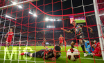 18.09.2026, Fussball Bundesliga 2026/2027, 4.Spieltag, FC Bayern München - 1.FC Union Berlin, in der Allianz-Arena München,  Kampf um eine Torchance, v.li: Ismael Saibari (FC Bayern München), Jamal Musiala (Bayern München), Torwart Frederik Rönnow (Union Berlin)  


