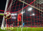 18.09.2026, Fussball Bundesliga 2026/2027, 4.Spieltag, FC Bayern München - 1.FC Union Berlin, in der Allianz-Arena München,  Der Ball zappelt im Netz, Felix Uduokhai (Union Berlin) holt ihn raus.


