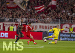 18.09.2026, Fussball Bundesliga 2026/2027, 4.Spieltag, FC Bayern München - 1.FC Union Berlin, in der Allianz-Arena München, Torwart Manuel Neuer (FC Bayern München) betätigt sich als Abwehrspieler vor dem Strafraum, gegen Woo-yeong Jeong (Union Berlin) li: Jonathan Tah (FC Bayern München) 