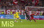 18.09.2026, Fussball Bundesliga 2026/2027, 4.Spieltag, FC Bayern München - 1.FC Union Berlin, in der Allianz-Arena München, Torwart Manuel Neuer (FC Bayern München) betätigt sich als Abwehrspieler vor dem Strafraum, re: Woo-yeong Jeong (Union Berlin) 