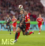 18.09.2026, Fussball Bundesliga 2026/2027, 4.Spieltag, FC Bayern München - 1.FC Union Berlin, in der Allianz-Arena München, Luis Diaz (li, FC Bayern München) am Ball gegen Emmanuel Latte Lath (Union Berlin)  