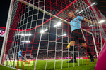 18.09.2026, Fussball Bundesliga 2026/2027, 4.Spieltag, FC Bayern München - 1.FC Union Berlin, in der Allianz-Arena München,  Linienrichter prüft das Netz vor dem Spiel.