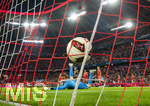 18.09.2026, Fussball Bundesliga 2026/2027, 4.Spieltag, FC Bayern München - 1.FC Union Berlin, in der Allianz-Arena München, Torwart Frederik Rönnow (Union Berlin) schaut bei einem Gegentor dem Ball hinterher