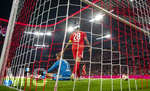 18.09.2026, Fussball Bundesliga 2026/2027, 4.Spieltag, FC Bayern München - 1.FC Union Berlin, in der Allianz-Arena München, Torwart Frederik Rönnow (Union Berlin) nach einem Gegentor getröstet von Christopher Trimmel (Union Berlin) 