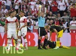 19.09.2026, Fussball 1. Bundesliga 2026/2027, 4.Spieltag, VfB Stuttgart - Borussia Dortmund, in der MHP-Arena Stuttgart, Ermedin Demirovic (Stuttgart) sieht die gelbe Karte von Schiedsrichter Tobias Stieler (Deutschland).
 

