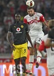 19.09.2026, Fussball 1. Bundesliga 2026/2027, 4.Spieltag, VfB Stuttgart - Borussia Dortmund, in der MHP-Arena Stuttgart, v.l. Serhou Yadaly Guirassy (Borussia Dortmund) gegen Jeff Chabot (Stuttgart) 
 

