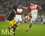19.09.2026, Fussball 1. Bundesliga 2026/2027, 4.Spieltag, VfB Stuttgart - Borussia Dortmund, in der MHP-Arena Stuttgart, 
 v.l. Joane Gadou (Borussia Dortmund) gegen Leo Sauer (Stuttgart) 


