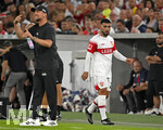 19.09.2026, Fussball 1. Bundesliga 2026/2027, 4.Spieltag, VfB Stuttgart - Borussia Dortmund, in der MHP-Arena Stuttgart, Deniz Undav (Stuttgart) geht aus dem Spiel an Trainer Sebastian Hoeneß (Stuttgart) vorbei.
 

