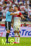 19.09.2026, Fussball 1. Bundesliga 2026/2027, 4.Spieltag, VfB Stuttgart - Borussia Dortmund, in der MHP-Arena Stuttgart, v.li: Schiedsrichter Tobias Stieler bei Ermedin Demirovic (Stuttgart) 
