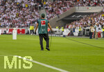 19.09.2026, Fussball 1. Bundesliga 2026/2027, 4.Spieltag, VfB Stuttgart - Borussia Dortmund, in der MHP-Arena Stuttgart, Kabelträger vom Fernsehsender auf dem Platz