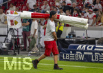 19.09.2026, Fussball 1. Bundesliga 2026/2027, 4.Spieltag, VfB Stuttgart - Borussia Dortmund, in der MHP-Arena Stuttgart, Helfer trägt die Eckfahnen nach dem Spielschluss aus dem Stadion.