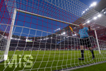 19.09.2026, Fussball 1. Bundesliga 2026/2027, 4.Spieltag, VfB Stuttgart - Borussia Dortmund, in der MHP-Arena Stuttgart, Linienrichter prüft vor dem Spiel das Tornetz