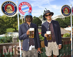 20.09.2026, Fussball 1. Bundesliga 2026/2027,  FC Bayern München, Die Mannschaft auf dem Oktoberfest in der Käfer-Schänke. (Poolfoto). v.li: Michael Olise (FC Bayern München), Jamal Musiala (Bayern München).