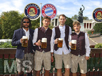 20.09.2026, Fussball 1. Bundesliga 2026/2027,  FC Bayern München, Die Mannschaft auf dem Oktoberfest in der Käfer-Schänke. (Poolfoto). v.li: Serge Gnabry (FC Bayern München), Tom Bischof (FC Bayern München), Torwart Manuel Neuer (FC Bayern München), Lennart Karl (FC Bayern München).