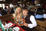 20.09.2026, Fussball 1. Bundesliga 2026/2027,  FC Bayern München, Die Mannschaft auf dem Oktoberfest in der Käfer-Schänke. (Poolfoto).re: Lennart Karl (FC Bayern München) mit Freundin Zoe Käppele