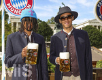 20.09.2026, Fussball 1. Bundesliga 2026/2027,  FC Bayern München, Die Mannschaft auf dem Oktoberfest in der Käfer-Schänke. (Poolfoto). v.li: Michael Olise (FC Bayern München) mit schräger unpassender blauer Strickmütze, Jamal Musiala (Bayern München). 