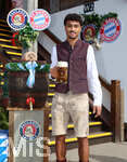 20.09.2026, Fussball 1. Bundesliga 2026/2027,  FC Bayern München, Die Mannschaft auf dem Oktoberfest in der Käfer-Schänke. (Poolfoto). Nathaniel Brown (FC Bayern München) mit Bierkrug.