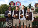 20.09.2026, Fussball 1. Bundesliga 2026/2027,  FC Bayern München, Die Mannschaft auf dem Oktoberfest in der Käfer-Schänke. (Poolfoto). v.li: Serge Gnabry (FC Bayern München), Tom Bischof (FC Bayern München), Torwart Manuel Neuer (FC Bayern München), Lennart Karl (FC Bayern München) 
