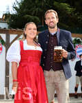 20.09.2026, Fussball 1. Bundesliga 2026/2027,  FC Bayern München, Die Mannschaft auf dem Oktoberfest in der Käfer-Schänke. (Poolfoto). Harry Kane (FC Bayern München) mit Ehefrau Katie Goodland