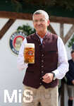 20.09.2026, Fussball 1. Bundesliga 2026/2027,  FC Bayern München, Die Mannschaft auf dem Oktoberfest in der Käfer-Schänke. (Poolfoto). Präsident Herbert Hainer (FC Bayern) mit einem Masskrug