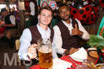 20.09.2026, Fussball 1. Bundesliga 2026/2027,  FC Bayern München, Die Mannschaft auf dem Oktoberfest in der Käfer-Schänke. (Poolfoto). v.li: Torwart Jonas Urbig (FC Bayern München) mit Jonathan Tah (FC Bayern München) 