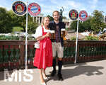 20.09.2026, Fussball 1. Bundesliga 2026/2027,  FC Bayern München, Die Mannschaft auf dem Oktoberfest in der Käfer-Schänke. (Poolfoto). Harry Kane (FC Bayern München) mit Ehefrau Katie Goodland