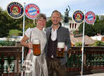 20.09.2026, Fussball 1. Bundesliga 2026/2027,  FC Bayern München, Die Mannschaft auf dem Oktoberfest in der Käfer-Schänke. (Poolfoto). re: Rouven Kasper (VORSTAND MARKETING UND VERTRIEB, FC Bayern),  mit Ehefrau