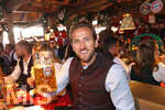 20.09.2026, Fussball 1. Bundesliga 2026/2027,  FC Bayern München, Die Mannschaft auf dem Oktoberfest in der Käfer-Schänke. (Poolfoto). Harry Kane (FC Bayern München) mit Bierkrug