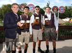20.09.2026, Fussball 1. Bundesliga 2026/2027,  FC Bayern München, Die Mannschaft auf dem Oktoberfest in der Käfer-Schänke. (Poolfoto). v.li: Sportdirektor Christoph Freund (Bayern München), Nathaniel Brown (FC Bayern München), Aleksandar Pavlovic (Bayern München) , Torwart Jonas Urbig (FC Bayern München) 