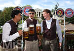 20.09.2026, Fussball 1. Bundesliga 2026/2027,  FC Bayern München, Die Mannschaft auf dem Oktoberfest in der Käfer-Schänke. (Poolfoto). v.li: Nathaniel Brown (FC Bayern München), Aleksandar Pavlovic (Bayern München) , Torwart Jonas Urbig (FC Bayern München) 