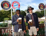 20.09.2026, Fussball 1. Bundesliga 2026/2027,  FC Bayern München, Die Mannschaft auf dem Oktoberfest in der Käfer-Schänke. (Poolfoto). v.li: Michael Olise (FC Bayern München) und Jamal Musiala (Bayern München) 