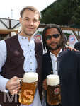 20.09.2026, Fussball 1. Bundesliga 2026/2027,  FC Bayern München, Die Mannschaft auf dem Oktoberfest in der Käfer-Schänke. (Poolfoto). v.li: Torwart Manuel Neuer (FC Bayern München) mit Serge Gnabry (FC Bayern München) 
