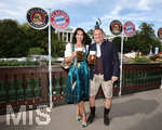 20.09.2026, Fussball 1. Bundesliga 2026/2027,  FC Bayern München, Die Mannschaft auf dem Oktoberfest in der Käfer-Schänke. (Poolfoto). Sportvorstand Max Eberl (Bayern München) mit Partnerin Natascha Fruscella.