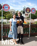20.09.2026, Fussball 1. Bundesliga 2026/2027,  FC Bayern München, Die Mannschaft auf dem Oktoberfest in der Käfer-Schänke. (Poolfoto).  Luis Diaz (FC Bayern München) mit Ehefrau Geraldine Ponce