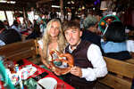 20.09.2026, Fussball 1. Bundesliga 2026/2027,  FC Bayern München, Die Mannschaft auf dem Oktoberfest in der Käfer-Schänke. (Poolfoto). Lennart Karl (FC Bayern München) mit Freundin Zoe Käppele