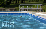 20.09.2026, Freibad Bad Wörishofen (Bayern), Hundebadetag im Freibad Sonnenbüchl in Bad Wörishofen. Nach der offizielle Schliessung des Bades für die Sommergäste dürfen die Hunde nochmal nach Herzenslust ins ungechlorte Wasser springen und toben. Kleiner Zamperl alleine im Wasser.